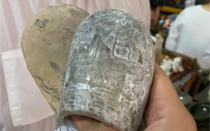 This flip-flop-clad prince… feels so sorry for the prince for a second!