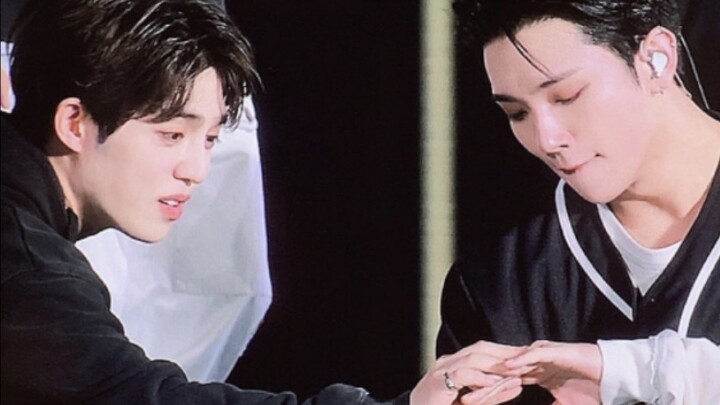Shua yang terjatuh karena berlari terlalu cepat, pulang lalu manja-manjaan dengan Chul: “Coups, liha