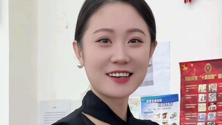 老板娘跳舞最后撩一下裙子是什么意思