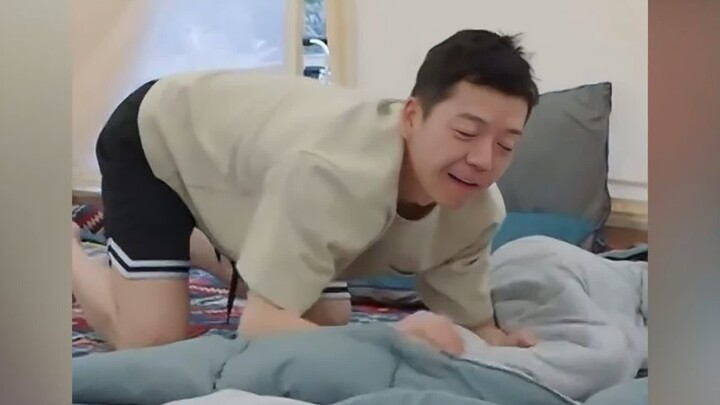 Wang Luxin punya gaya komedi yang tak peduli perasaan orang lain, selalu tepat mengena di titik-titi