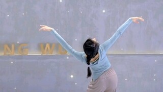 向江南折过花，对春风与红蜡。