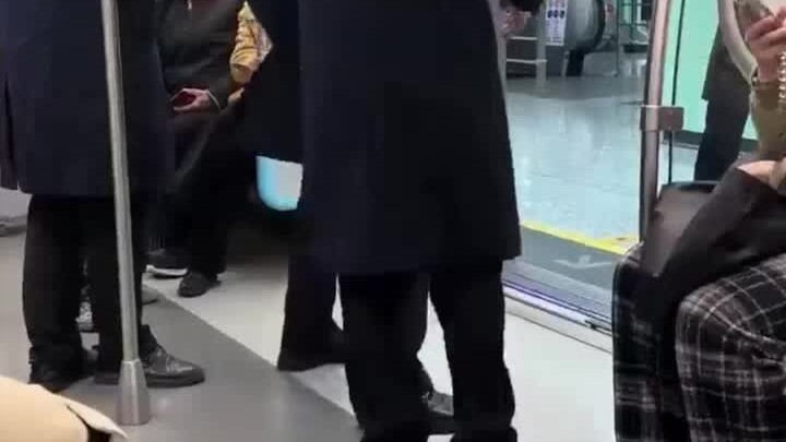 China’s subway maintenance team swiftly repairs a malfunctioning door, sparking heated discussion am