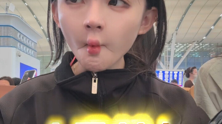 Chị mà tặng cái này thì đừng trách em dạy thằng ấy vài chiêu nhé!