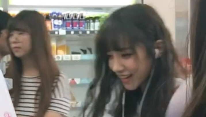 Rare footage of an encounter with Song Yiqi at a convenience store in 2018