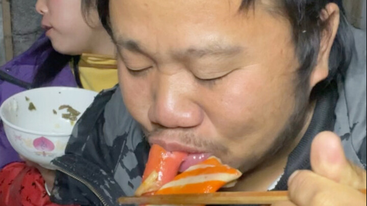 Istriku menikmati hidup sehari-hari—coba lihat apa makan malamnya enak hari ini!