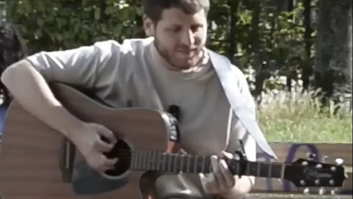 Kalau aku bisa main gitar, aku juga bakal main kayak gitu.