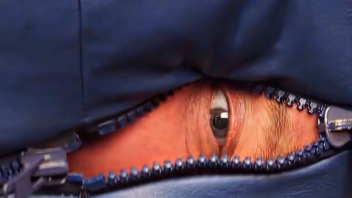 رجلٌ مُتطفِّل يختبئ داخل الوسادة ليتلصّص، فيُدهَسُ حتى يتحوّل إلى هريس لحمي على أيدي أكثر من عشر فتي