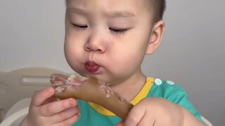 เด็กน้อยมนุษย์ดื่มด่ำกับการกิน