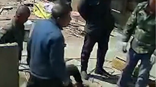 قفز الأب دون تردد، ولو لم يقفز الأب لقفزت الأم أيضًا، لأن الأم كانت قد خلعت معطفها فورًا. الوالدان ه