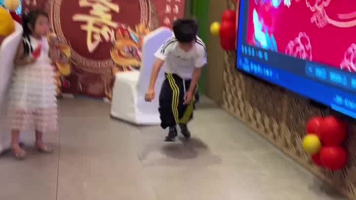 Cậu bé nhảy hip-hop siêu đỉnh, màn biểu diễn hip-hop lần này thật sự quá xuất sắc!