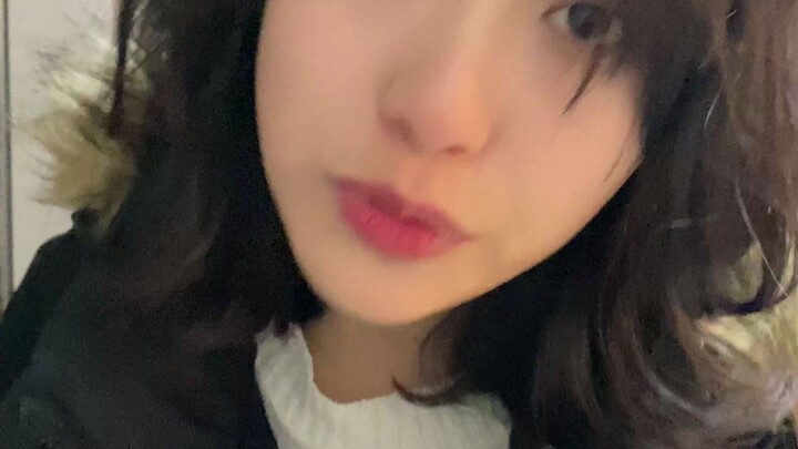 عند أمي: أمي، أنا ملتزم بالقواعد تمامًا. بعد العودة للمنزل: قواعدي هي القواعد الوحيدة!