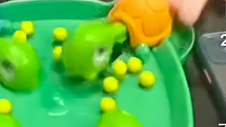 Foreign websites are hotly discussing the Chinese girls playing with the Greedy Turtle toy and the c