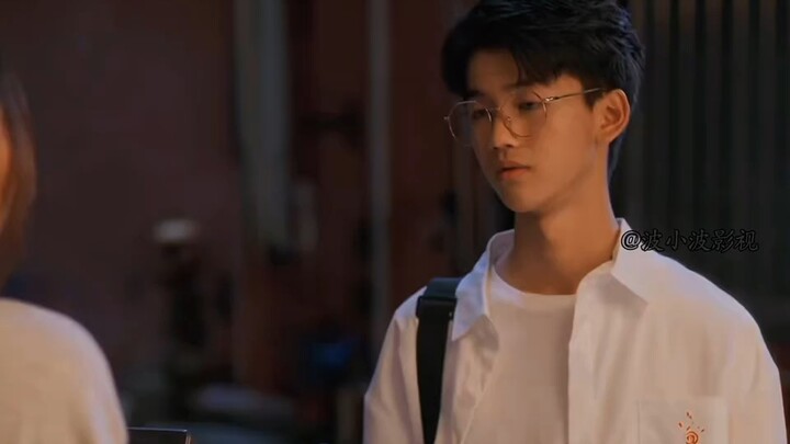 Math genius Ren Yi unknowingly falls for the straightforward Chen Jiaqian—and even secretly slips he