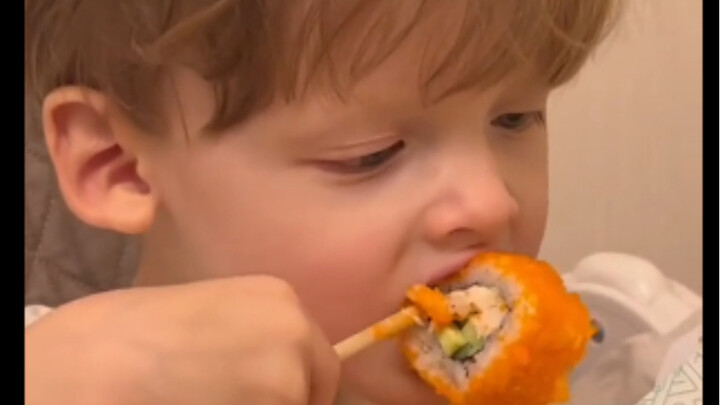 Russian kids eat with chopsticks 🥢