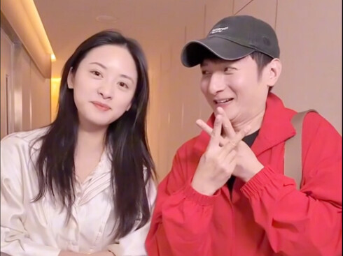 Shen Yue memang penuh candaan, Pak Jia kini jadi Kakek Jia hahaha #Shen Yue#Li Weijia#Hiburan Selebr