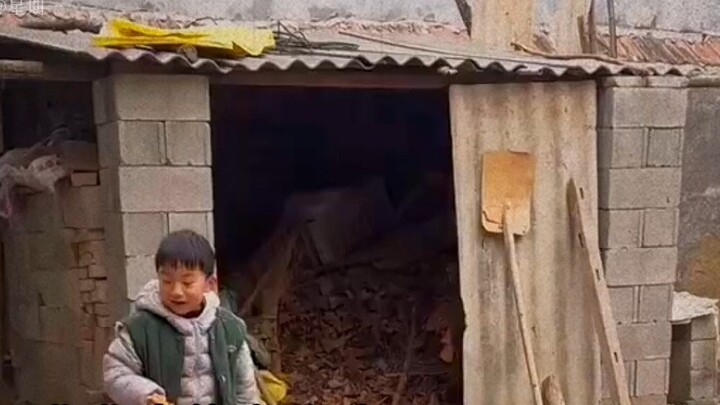 #狗尾草鸡on土坡:Không cần đâu, tôi chỉ đang chơi với bọn trẻ thôi. Ông nội: Chúng ta hầm thêm một lúc nữa 