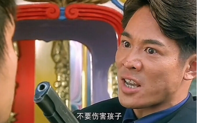 不要动手动脚的，结局会让你们后悔的，果然，三两下杰哥就把保安给搞定了！