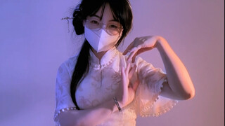 Sao vẫn còn người cứ đeo bám xem tôi mặc sườn xám vậy?