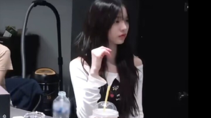 The cool-faced little Yuanyuan in the practice room is so cute!