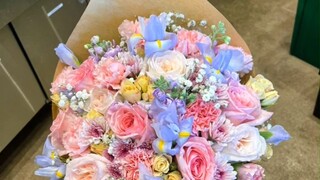 花店员工包扎鲜花的日常