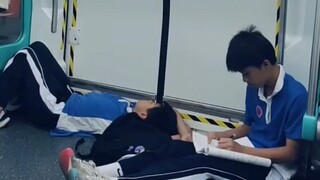 في الساعة السادسة والنصف صباحًا، كان هناك طالبان في المترو، أحدهما نائم على الأرض والآخر جالس يحل ال