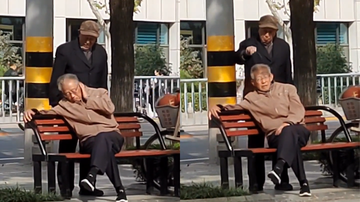 Tak kunjung dewasa! Seorang pak tua di tepi jalan menyodok pak tua lainnya dengan rumput kecil, dan 