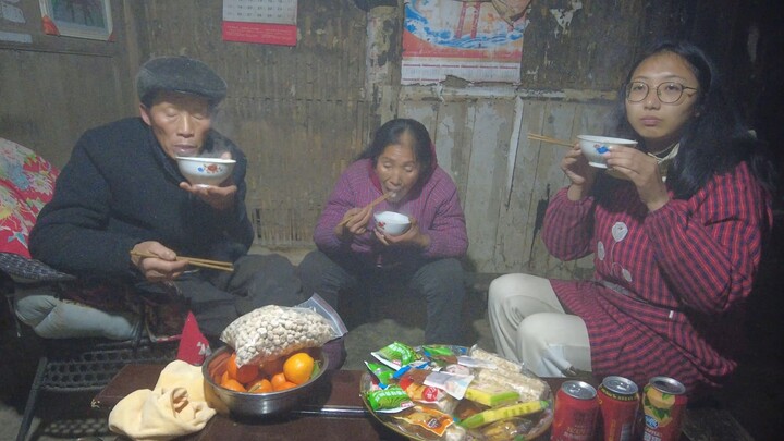 No TV or WIFI. On New Year's Eve, I watched "Journey to the West" around the fire with my grandparen