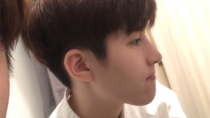 On the changes of a short-haired girl's hairstyle in two years