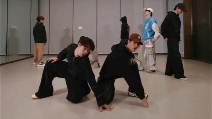 哥几个平时跳舞真的不会踩到裤子吗，我全程都在看小宋和张哥的裤子，生怕孩子绊倒了#时代少年团 #非我不可 #练习室  #时代少年团元宵喜乐会 #新歌首唱