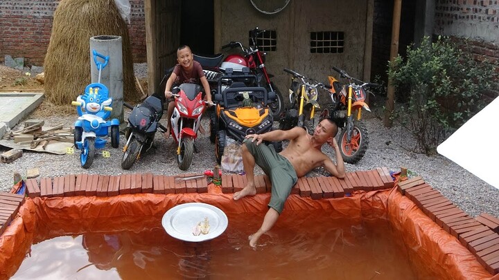 Bữa Ăn Cuối Cùng Bên Hồ Bơi