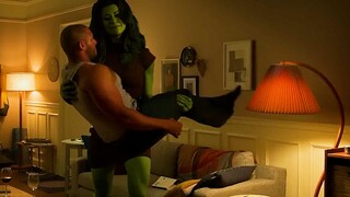 Apakah ini ilusi saya, She-Hulk tampaknya lebih kuat dari Hulk