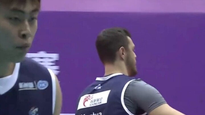 Hilarious! Famous scenes in the men's volleyball league | Foreign aid deputy attacker receives the f