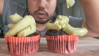 ASMR EATING SOUNDS - MATCHA CHOCOLATE CUPCAKE (1)