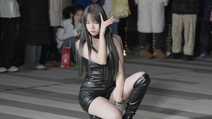 Catwalk with a playful step, live performance footage at Nanchuan ING Plaza, 241220