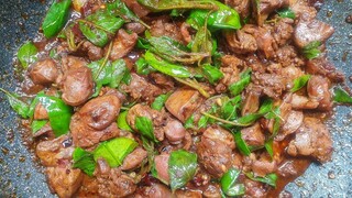 ผัดกะเพราเครื่องในไก่ สูตรเด็ด เผ็ด ร้อนแรงถึงใจ Holy Basil Chicken Livers Recipe - หัดเข้าครัว