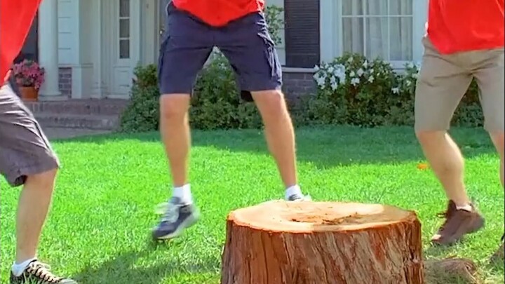 من أجل 100 دولار، تحدّى الشاب اقتلاع جذع شجرة من الجذور!