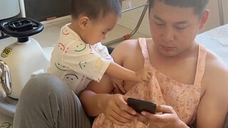 Sau khi cai sữa cho con, anh đi tìm bố...