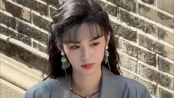Her retro look is so beautiful! Her earrings are also beautiful!