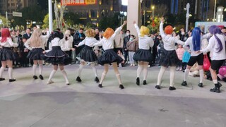 Moonstone Dance Company สร้างความตกตะลึงให้กับผู้ที่เดินผ่านไปมาด้วย No Brand Girls ในเทศกาลคริสต์มา