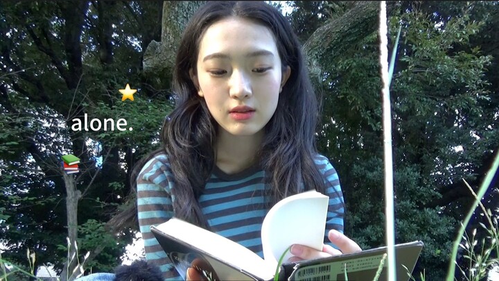 [Hannah] Japanese girl enjoys some alone time during an autumn picnic