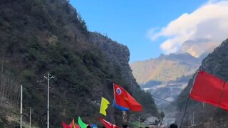 女子路上偶遇初中生们正步行春游，前后还有警车帮忙护航