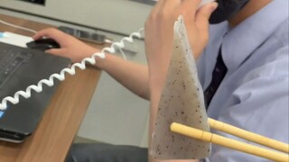 [Boss and Subordinate] Feeding Oden to the Boss While He's on the Phone with a Client...