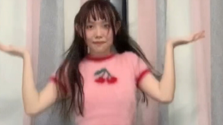 فتاة في السابعة عشرة من عمرها تغني "pop" في غرفة النوم!