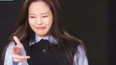 JENNIE menari mengikuti lagu "Gashina" Sunmi