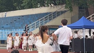 Versi lengkap duo penari Latin Cha Cha di taman bermain telah hadir!