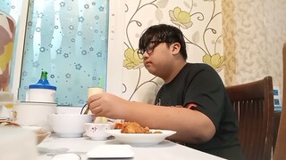 กินข้าวต้มยำกุ้ง