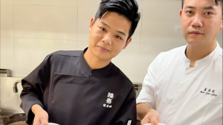 这是一道非常考验粤菜师傅基本功的菜品，生炒菜心，两位师傅厨艺精湛上演一场厨艺大战！#麦石龙#彭会冰 #吴岚姐姐#南昌粤几乡野广东菜