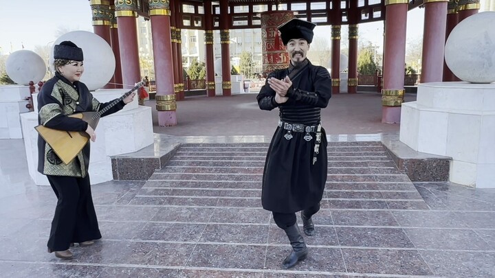 Dance performance by Kalmyk dancer Erdni Erdneev, accompanied live by teacher Ervena playing "Hymn/M