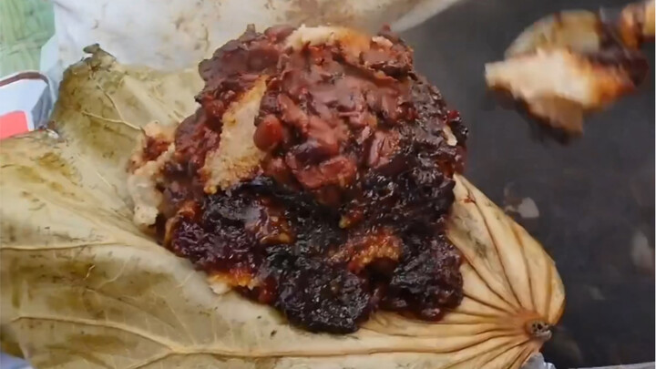 西安特顶饱的早餐5块钱就吃撑，不用餐盒用荷叶包着，一大早开车几十公里就为这份香甜