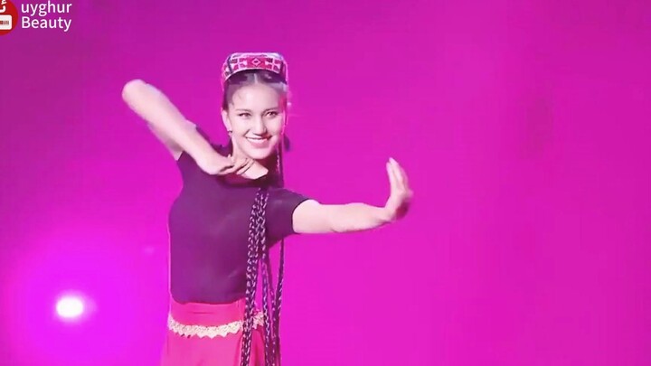 A beautiful woman performs a Uyghur dance—so stunning it's beyond words!